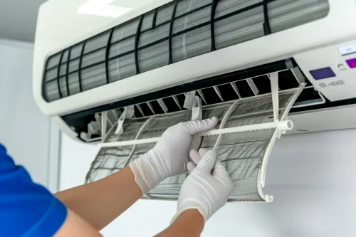 Nettoyage des filtres à air de climatisation pour une performance optimale.