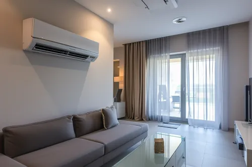 Préparation du matériel et du site d'installation pour la climatisation.